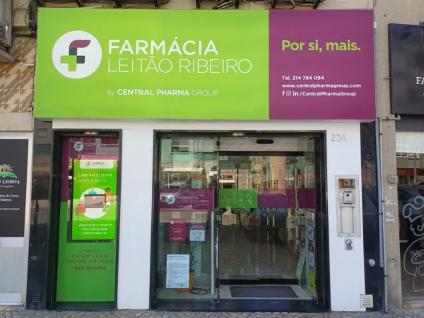 Entrada da Farmácia Leitão Ribeiro, farmácia de proximidade na Pontinha desde 1978.