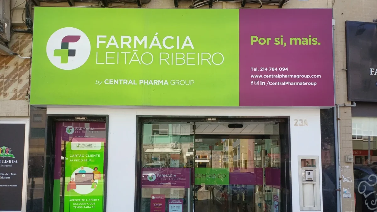Fachada da Farmácia Leitão Ribeiro na Pontinha, com o letreiro verde e a entrada na Avenida 25 de Abril.