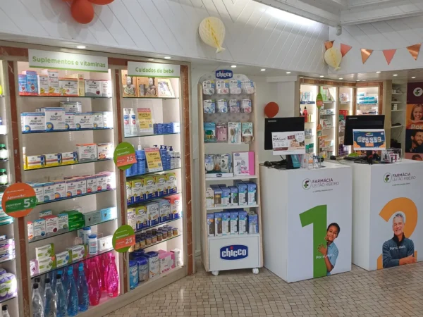 Interior da Farmácia Leitão Ribeiro com lineares organizados de dermocosmética, higiene e bem-estar.
