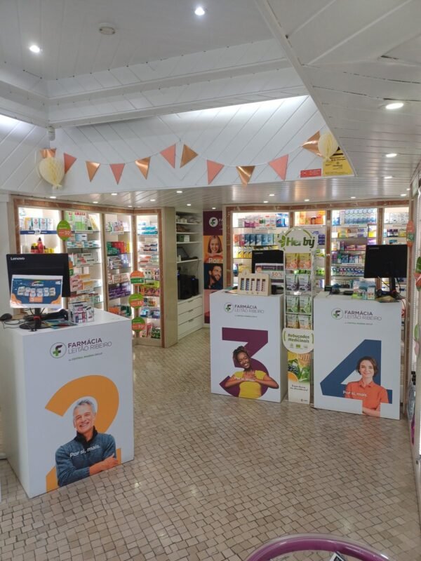 Interior da Farmácia Leitão Ribeiro, com os lineares de produtos de saúde e a zona de atendimento.