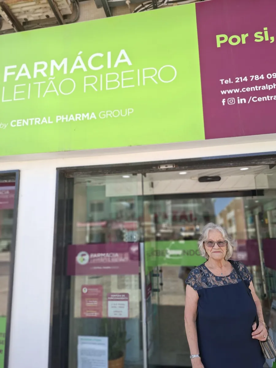 Maria Hilarina junto à fachada da Farmácia Leitão Ribeiro, na Pontinha.
