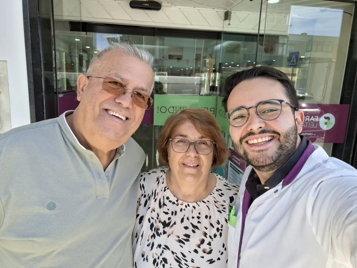 Maria José e José Maia com um farmacêutico da Farmácia Leitão Ribeiro, todos a sorrir.