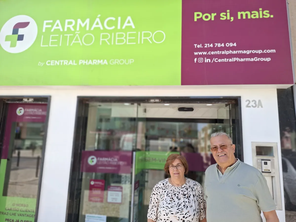 Maria José e José Maia em frente à fachada da Farmácia Leitão Ribeiro, na Avenida 25 de Abril.