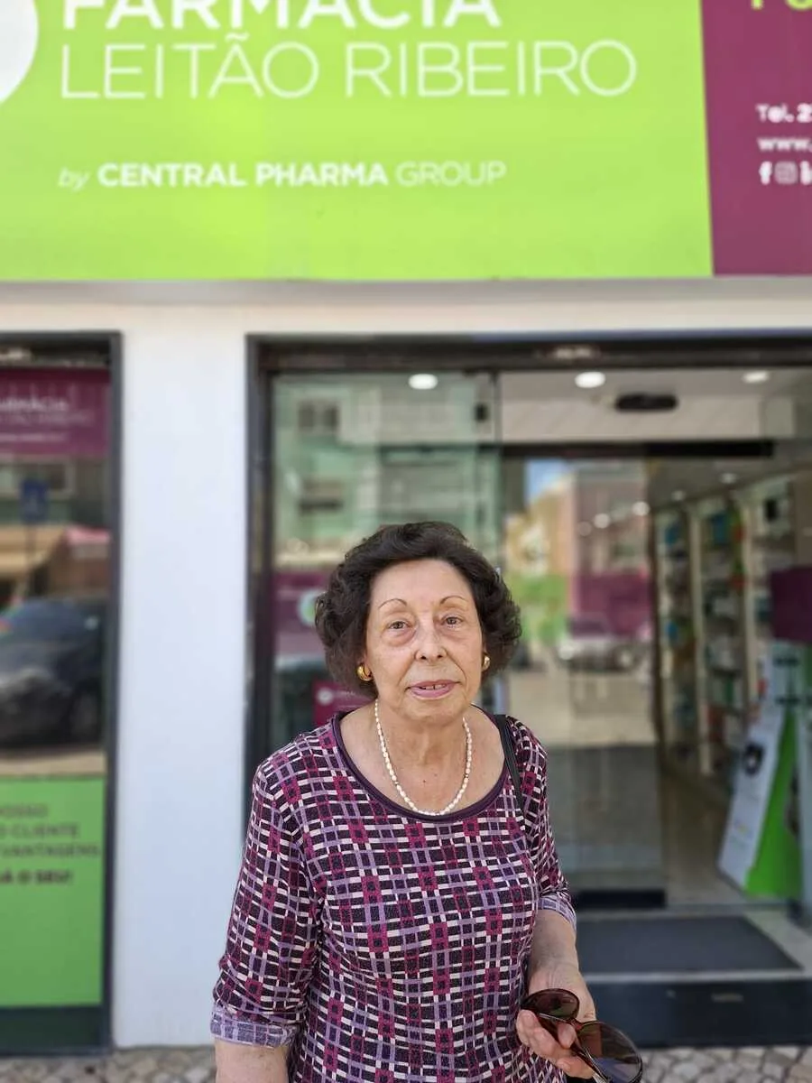Maria Lina Sotto Mayor, utente de longa data, à entrada da Farmácia Leitão Ribeiro, na Pontinha.